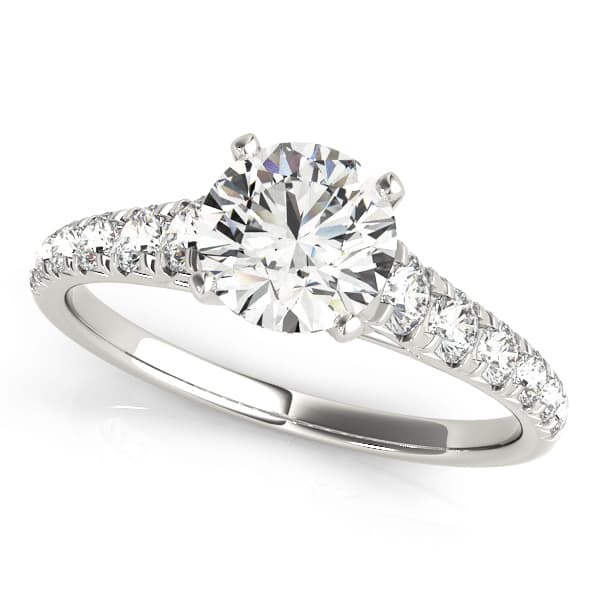 Graduated Diamond Engagement Ring in White gold