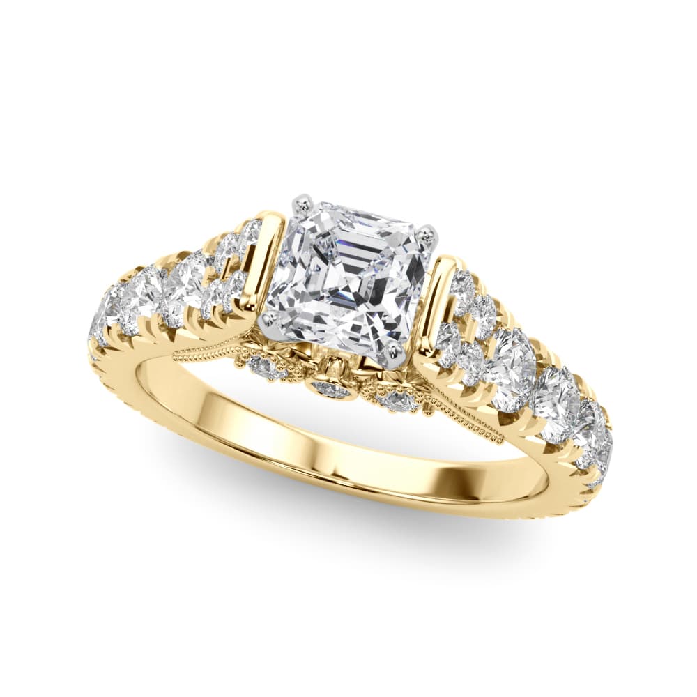 Graduating Engagement Ring in Yellow gold